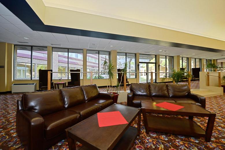 Causeway Bay Hotel Lansing Esterno foto