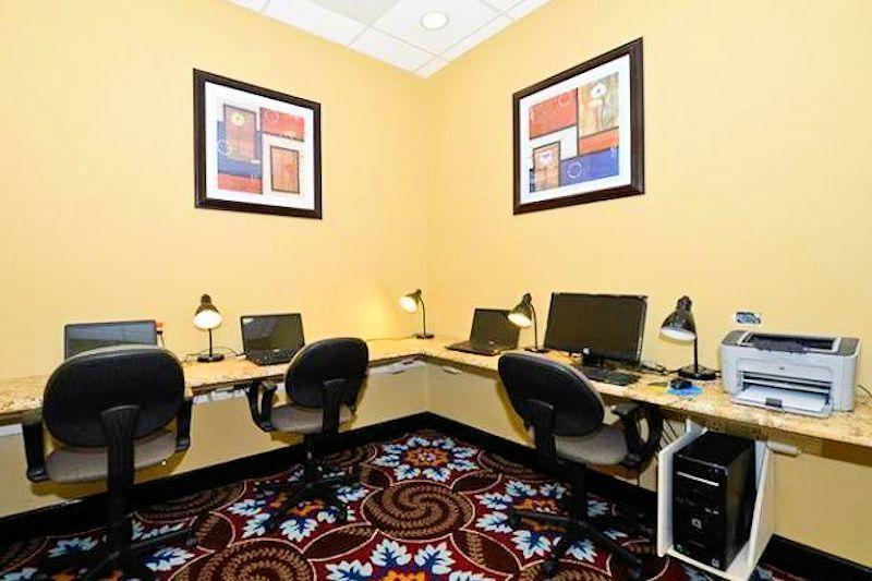 Causeway Bay Hotel Lansing Esterno foto